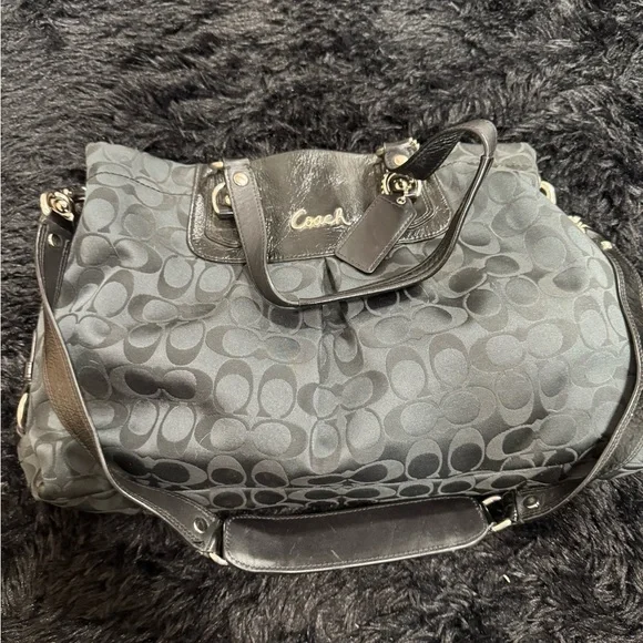 Coach Ashley Signature Sateen Carryall Black
F15510 - Picture 5 of 15